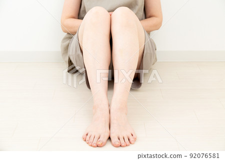 Middle women's feet in summer clothes Middle women's feet in summer clothes 92076581