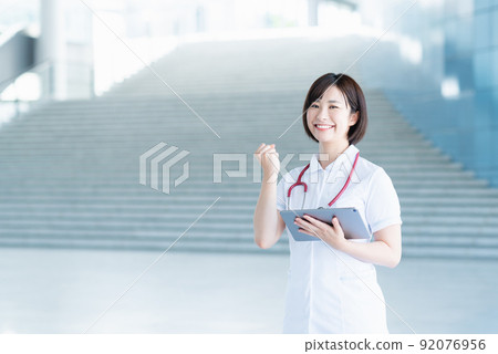走在大廳的年輕護士 92076956