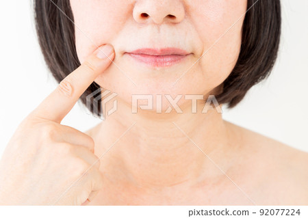中年女性護膚形象 92077224