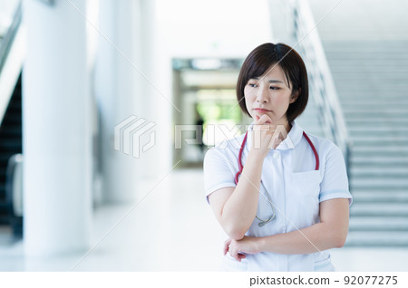 擔心的年輕女護士 擔心的年輕女護士 92077275