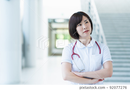 擔心的年輕女護士 擔心的年輕女護士 92077276