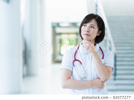 擔心的年輕女護士 擔心的年輕女護士 92077277