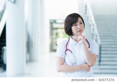 擔心的年輕女護士 擔心的年輕女護士 92077278