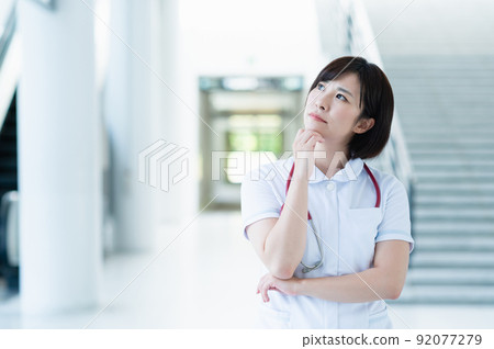 擔心的年輕女護士 擔心的年輕女護士 92077279