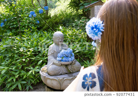 神奈川縣鎌倉市明月院地藏和浴衣婦女 92077431