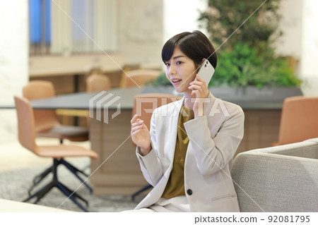 Business woman calling while moving her right hand 1 92081795