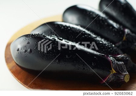 木板上的茄子 92083062