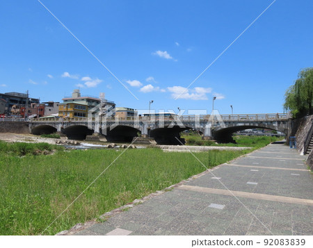 傳達明治時代遺蹟的鴨川最古老的橋樑七條大橋 92083839