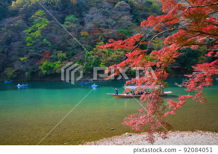 [Kyoto Prefecture] November ・ Sightseeing in Arashiyama during the fall foliage season, which is crowded with tourists 92084051