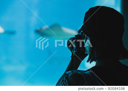 大阪海遊館相機女孩剪影 92084106