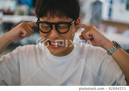 將手指伸入耳道 92084251