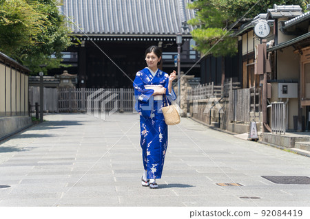 享受京都之旅的和服女人 92084419