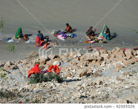 Washerwomen in Ganges river / Women washing in the Ganges river 92085026
