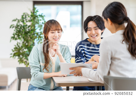 年輕夫婦與規劃師交談 92085032