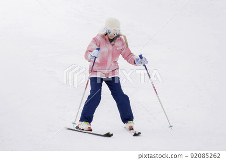 小學生滑雪的形象 92085262