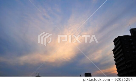 建築物的山谷裡已經是黃昏了。我在黃昏時感受到的美麗。 92085294