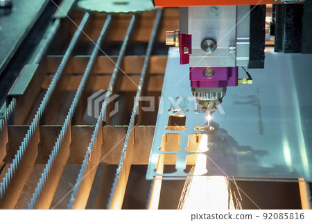The fiber laser cutting machine cutting machine cut the metal plate. The fiber laser cutting machine cutting machine cut the metal plate. 92085816
