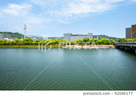 從主要河流的草町一側，我們向北尾橋和牛田方向望去。可以看到以四季劇團的演出而聞名的上野學園。 92086177