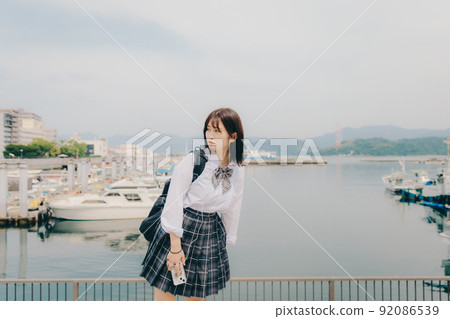 制服和美麗的沿海風景的女學生 制服和美麗的沿海風景的女學生 92086539
