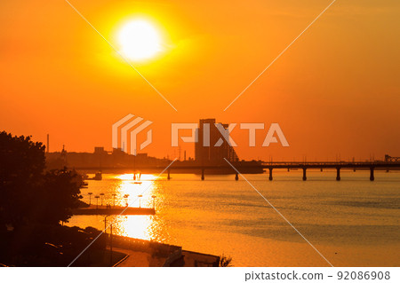 Beautiful sunset over the Dnieper river in Dnipro city, Ukraine 92086908
