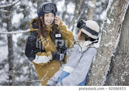 擺在一個多雪的滑雪勝地的單板滑雪女孩 擺在一個多雪的滑雪勝地的單板滑雪女孩 92086953