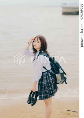 制服和美麗的沿海風景的女學生 制服和美麗的沿海風景的女學生 92086954