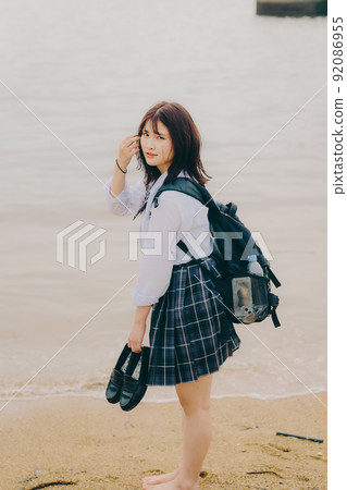 制服和美麗的沿海風景的女學生 92086955