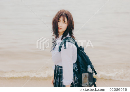 制服和美麗的沿海風景的女學生 制服和美麗的沿海風景的女學生 92086956
