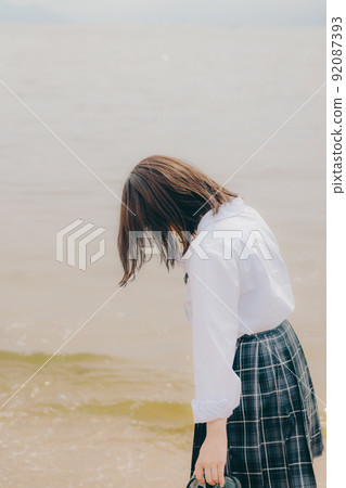 制服和美麗的沿海風景的女學生 92087393