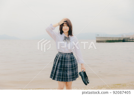 制服和美麗的沿海風景的女學生 制服和美麗的沿海風景的女學生 92087405