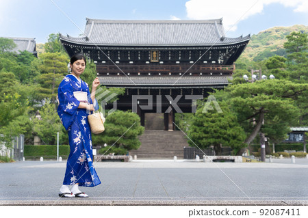 Kimono woman Chion-in enjoying a trip to Kyoto Kimono woman Chion-in enjoying a trip to Kyoto 92087411
