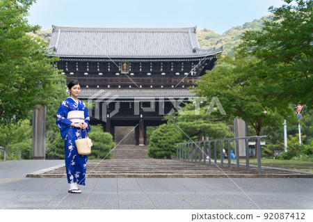 Kimono woman Chion-in enjoying a trip to Kyoto Kimono woman Chion-in enjoying a trip to Kyoto 92087412