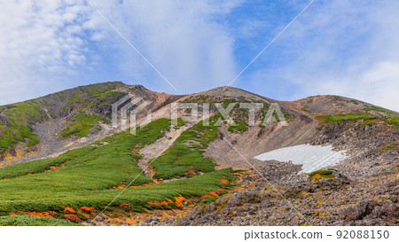 [Nagano Prefecture] Snowy valley and autumn leaves of Mt. Norikura * Natural scenery 92088150