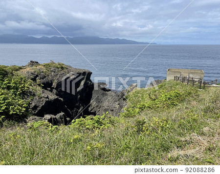 Scenery of the sea, rocky shore, and coast (Tsugaru Quasi-National Park, Takanosaki on the Horozuki coast) Scenery of the sea, rocky shore, and coast (Tsugaru Quasi-National Park, Takanosaki on the Horozuki coast) 92088286