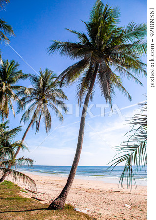 Running Bull Beach or Hat Thung Wua Laen in Chumphon, Thailand 92089361