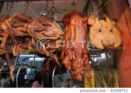 Pig heads and ducks sold in Tokusuke-Do, Hong Kong. How are pig heads used? Pig heads and ducks sold in Tokusuke-Do, Hong Kong. How are pig heads used? 92089751