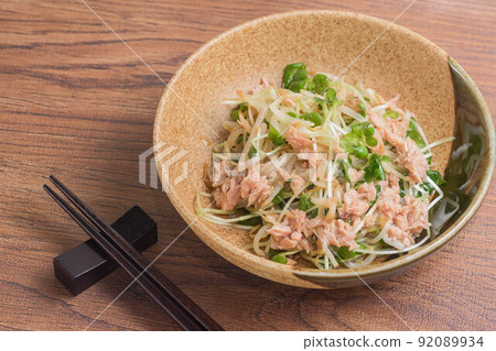 豆芽，貝類裂縫和金槍魚醬 92089934