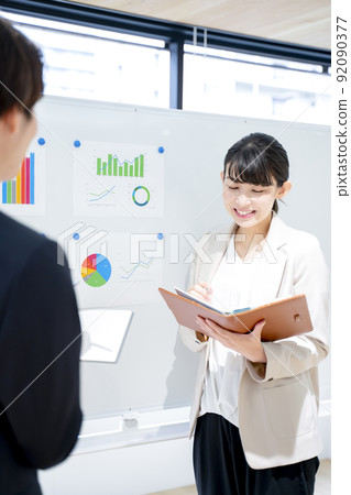 Business men and women meeting analysis 92090377