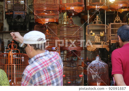 香港愛鳥人士的鳥園內出售的鳥籠。貴重物品超過 150,000 日元 (HK $10,000) 香港愛鳥人士的鳥園內出售的鳥籠。貴重物品超過 150,000 日元 (HK $10,000) 92091887