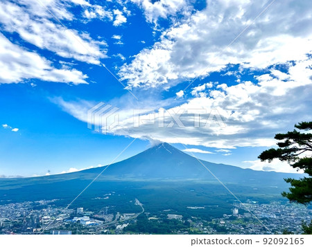 Spectacular clouds and Mt. Fuji 92092165