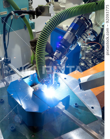 使用自動焊接機進行焊接工作 92093775