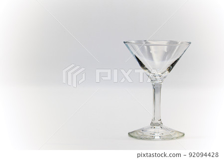 一個空的雞尾酒杯 92094428