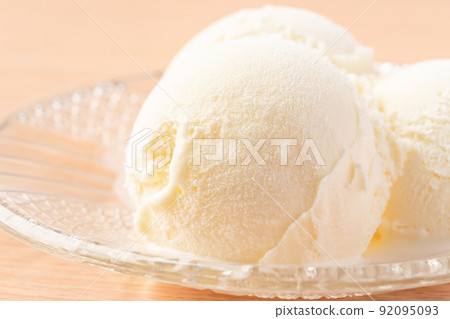 Vanilla ice cream  92095093