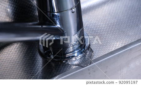 廚房單桿源頭漏水 廚房單桿源頭漏水 92095197