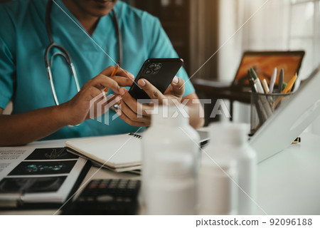 Medical students use labs to search for information for exam preparation. 92096188