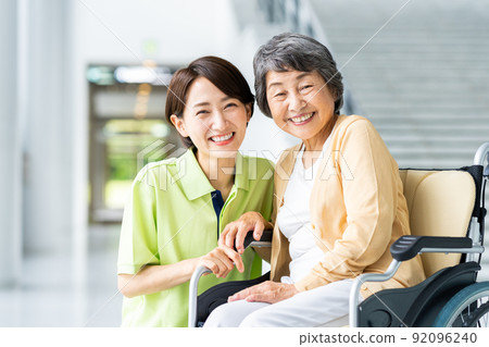 Elderly wheelchairs and middle-aged certified workers 92096240