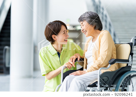 Elderly wheelchairs and middle-aged certified workers Elderly wheelchairs and middle-aged certified workers 92096241