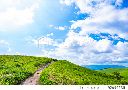 來間山高原散步道和夏日的天空 92096386