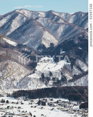 冬天的白馬村 白馬岩岳雪原加茂 1 對纜車 從山頂站眺望野平村 冬天的白馬村 白馬岩岳雪原加茂 1 對纜車 從山頂站眺望野平村 92097188