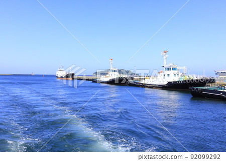 Tugboat floating in the sea of Yokosuka Tugboat floating in the sea of Yokosuka 92099292